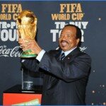 Son Excellence Paul Biya présente le trophée FIFA au peuple