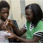 Vaccin contre la polio administré à une fillette au Nigeria