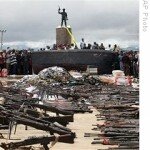 Des armes rendues par les militants Des policiers explosent des armes collectées lors des cérémonies de reddition des militants du delta du Niger